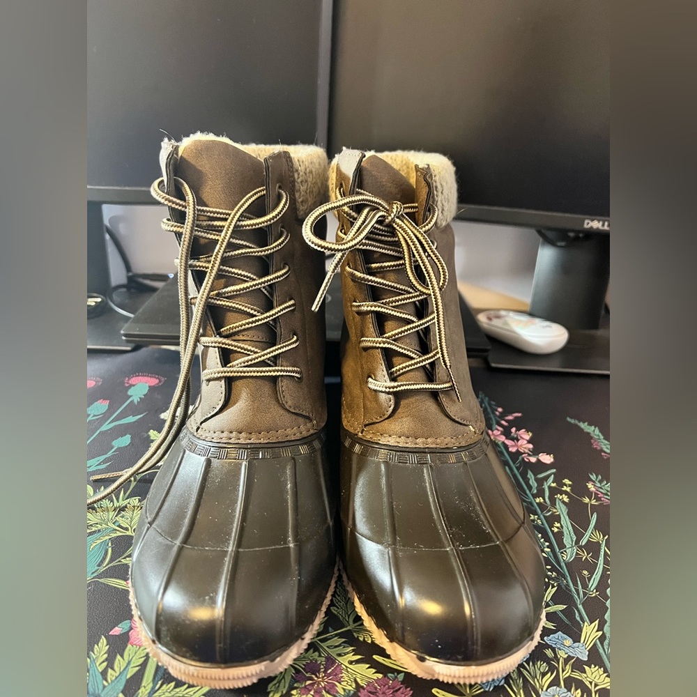 BNWOT Women’s Duck Boots 11 WIDE